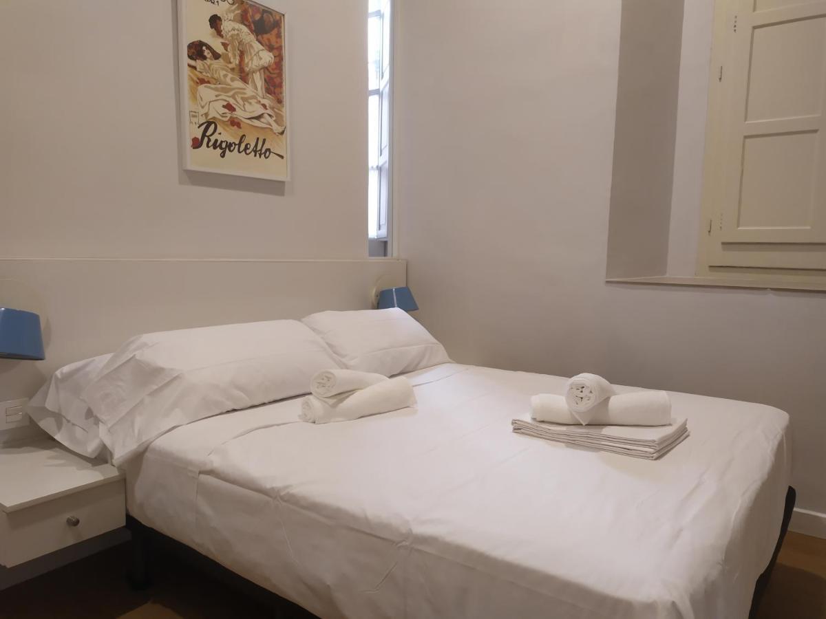 Opera Apartments - La Moneda Севиля Екстериор снимка
